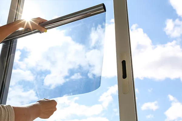  Installation de film solaire pour se protéger des rayons UV nocifs, Saint-Denis, DYZ sarl