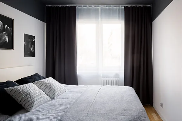  Pose de rideaux occultant dans une chambre à coucher, Saint-Denis, DYZ sarl